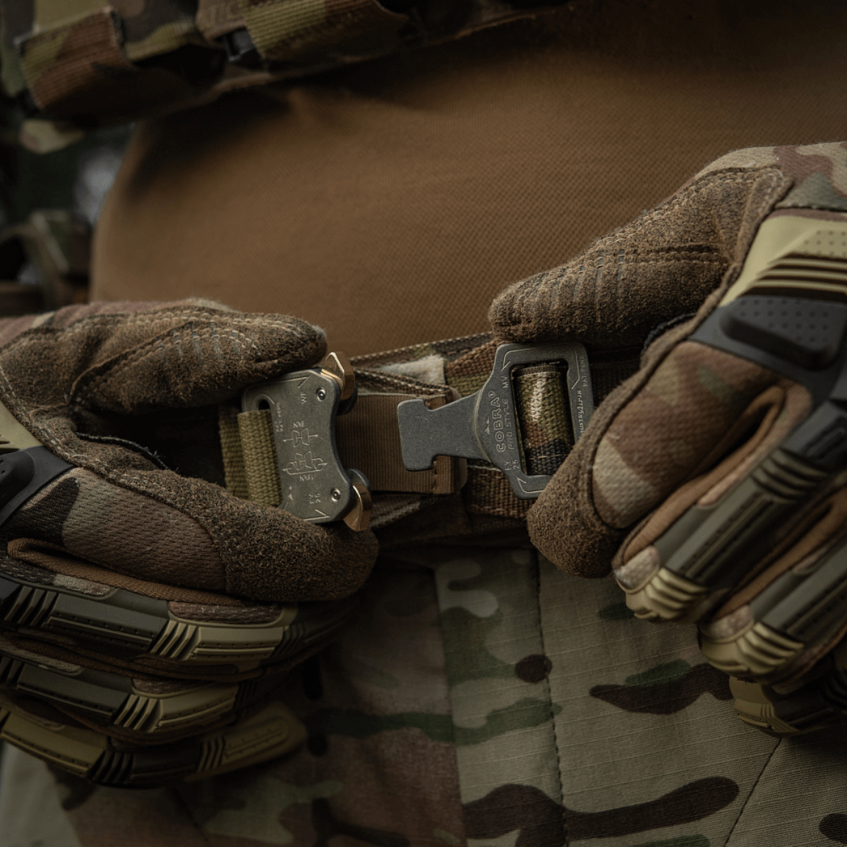M-Tac Range Bælte Cobra Buckle Gen.IV set tæt på med taktiske handsker, designet til militær- og politiapplikationer.
