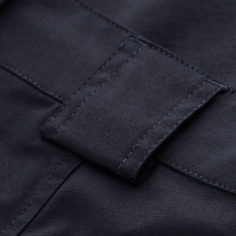 Nærbillede af rip-stop materiale på M-Tac Shorts Aggressor Gen.II Flex med Teflon-belægning, der er vand- og smudsafvisende.