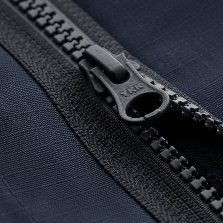 Nærbillede af YKK lynlås på M-Tac Jakke Patrol Flex, et vigtigt designelement for funktionel og praktisk brug.