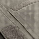 Nærbillede af M-Tac Patrol Flex Jakke med velcrolukninger og ståkrave, der viser den lette og figursyede design. Ideel til taktiske brug.