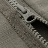 Nærbillede af lynlåsen på M-Tac Patrol Flex Jakke med velcro-detaljer for komfort og funktionalitet.