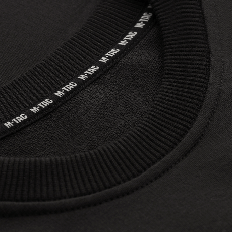 Nærbillede af M-Tac Pullover 4 Seasons med rund hals, fremstillet i 95% bomuld og 5% elastan til alsidig brug hele året.