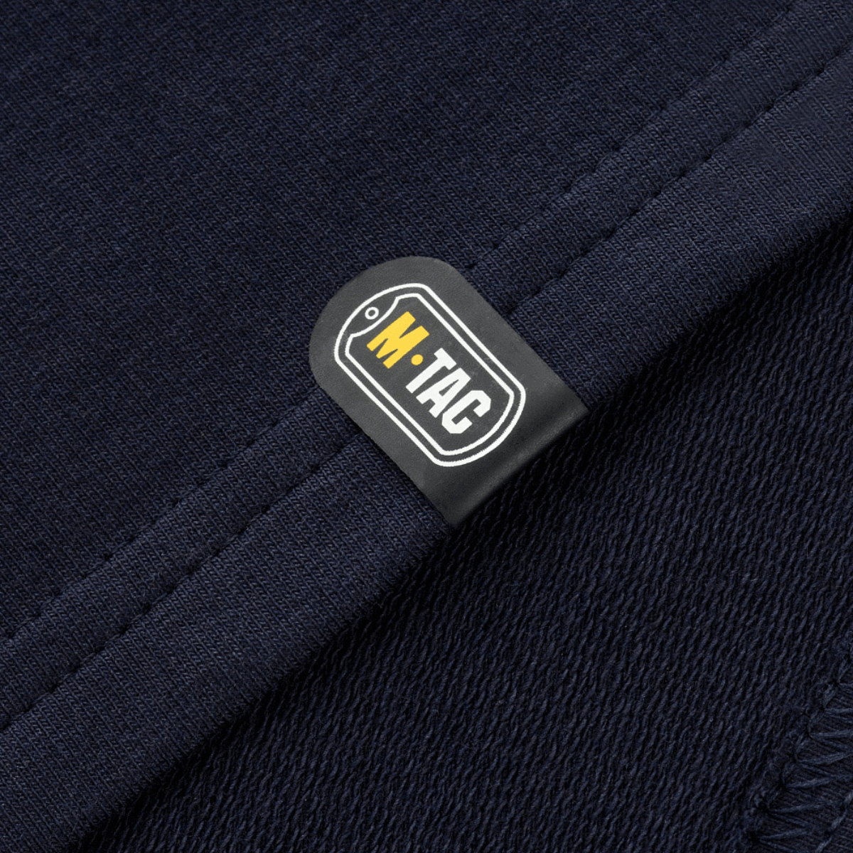 M-Tac Pullover 4 Seasons i marineblå med robust syning og mærke. Perfekt til hverdags- og taktisk brug hele året.