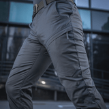 M-Tac Tactical Bukser Patrol Gen II Flex bukser i aktion foran moderne bygning.