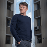 Mand iført M-Tac Long-sleeve T-shirt 93/7 fremhæver muskelkonturer mod en bybaggrund.