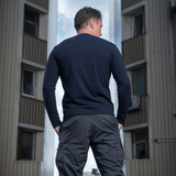 M-Tac Long-sleeve T-shirt 93/7 på en mand i bymiljø, 93% bomuld, 7% elastan, ideel til hverdag, uniform og friluftsliv