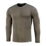 M-Tac Long-sleeve T-shirt 93/7 i tykt, elastisk materiale velegnet til hverdag, sport og friluftsliv, fremhæver muskelkonturer.
