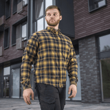 M-Tac Redneck Skjorte i Navy Blue/Yellow, taktil plaid-skjorte til arbejde og fritid, udendørs bymiljø.