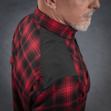 M-Tac Redneck Skjorte i rødt og sort plaid-mønster med forstærkede skuldre demonstreret på mand.