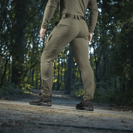 Person wearing M-Tac Bukser Rubicon Flex bukser i skov, bagfra, viser 4-Way Stretch stof og cargo-lomme design.