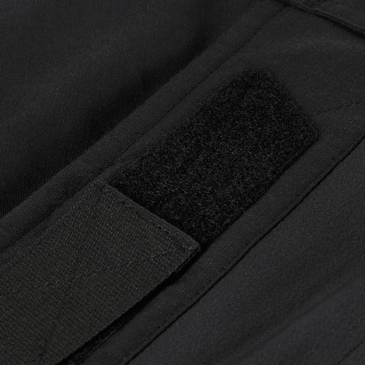 Detaljebillede af M-Tac Bukser STURM NyCo Extreme Gen.II med velcro-lukning, der viser holdbarheden og materialevalget i bukserne.