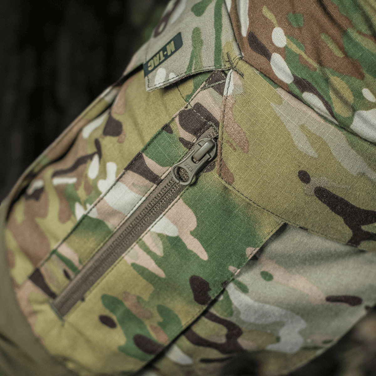 M-Tac Bukser STURM NyCo Extreme Gen.II med camouflagemønster og lynlåsdetaljer, designet til holdbarhed og funktionalitet.