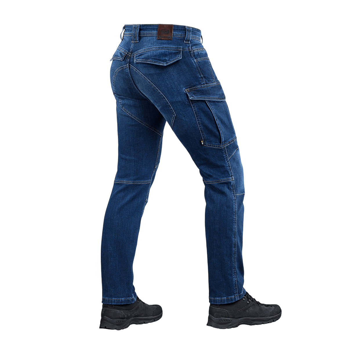 M-Tac Jeans Aggressor i slidstærkt denim, set fra siden med rummelige taktiske lommer og moderne funktionalitet.