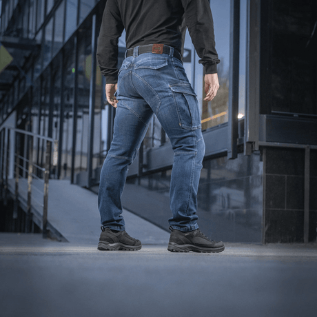 M-Tac Jeans Aggressor i slidstærkt denim med funktionelle lommer set bagfra, perfekte til bevægelsesfrihed og komfort.