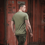 Mand i M-Tac T-shirt Viking foran container, set bagfra, militærgrøn stil