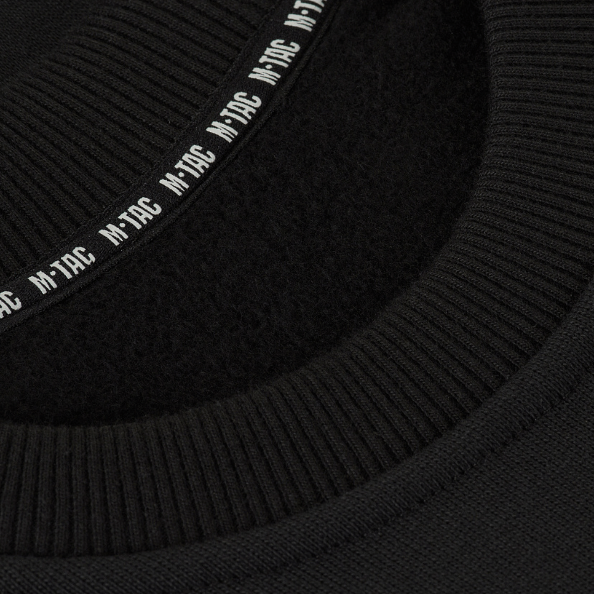 Detalje af kraven på den sorte M-Tac Sweatshirt Cotton Hard, lavet af tykt bomuldsstof for komfort og varme.