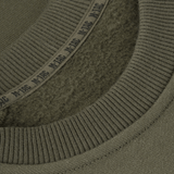 Detaljeret visning af halsudskæringen på M-Tac Sweatshirt Cotton Hard, med ribkanter og reflekterende logo.