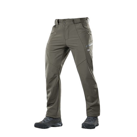 M-Tac Bukser Soft Shell Vinter i slidstærkt, vandafvisende polyester, perfekte til efterårs- og vinterbrug, vist på grøn baggrund.