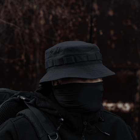 Person wearing M-Tac Panama Rip-Stop hat with semi-stiv skygge in outdoor setting