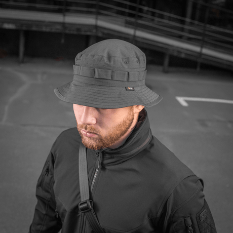 Mand med M-Tac Panama Rip-Stop army-hat udendørs, inspireret af amerikansk Boonie-model. Hatten har ventilationshuller for åndbarhed.