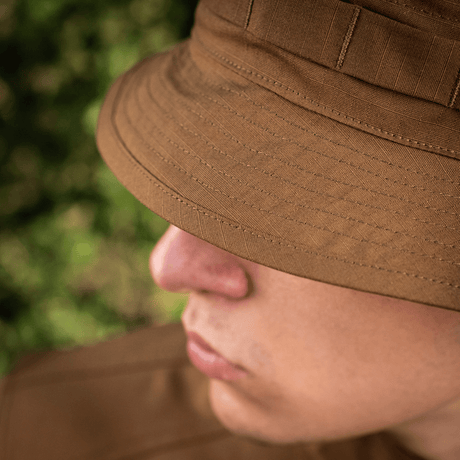 M-Tac Panama Rip-Stop army-hat med semi-stiv skygge set fra siden, viser detaljerne i rynkefast stof i naturmiljø.