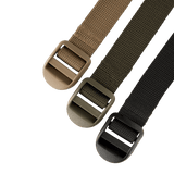 Close-up af M-Tac Kompressionsrem i tre farver, perfekt til fastgørelse af ekstra udstyr. Robust design lavet af 100% nylon, 25 mm bred.