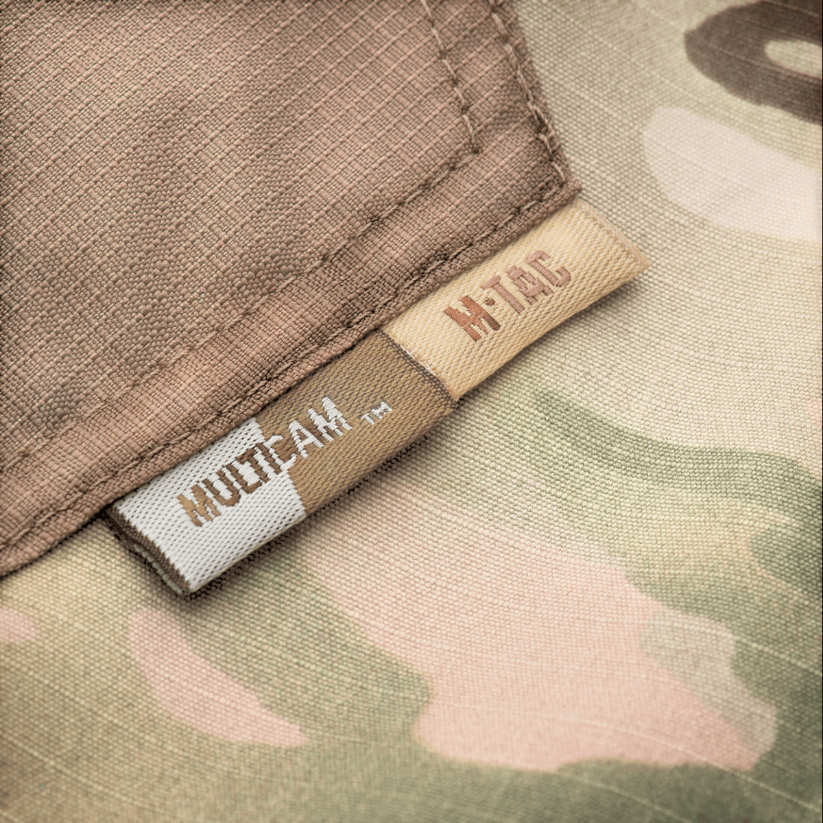 M-Tac Bukser Aggressor Elite NYCO i multicam med ripstop-stof og detaljeret syning, gallery position 1 tæt på mærker og materiale.