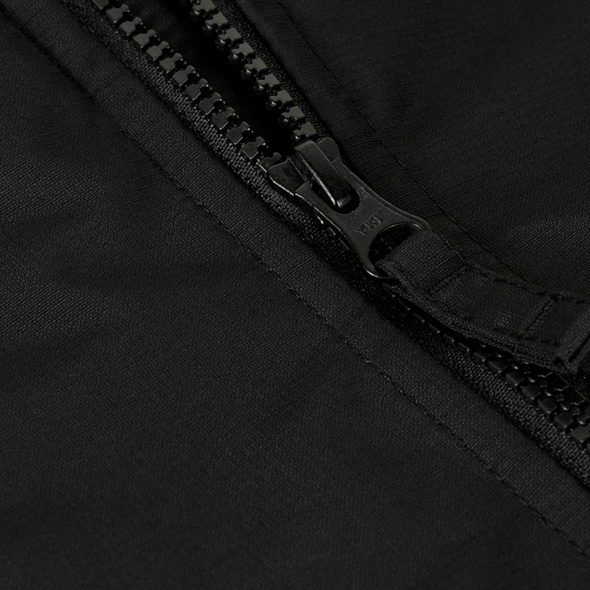 Nærbillede af lynlåsen på M-Tac Alpha Gen.III Pro Vinterjakke, der viser holdbarhed og detaljer i designet.