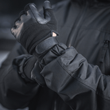 M-Tac Alpha Gen.III Pro Vinterjakke i brug med justerbare manchetter og forstærkede områder til koldt vejr komfort og holdbarhed.