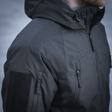 M-Tac Alpha Gen.III Pro Vinterjakke med justerbar hætte og forstærkede områder, sort jakke nærbillede