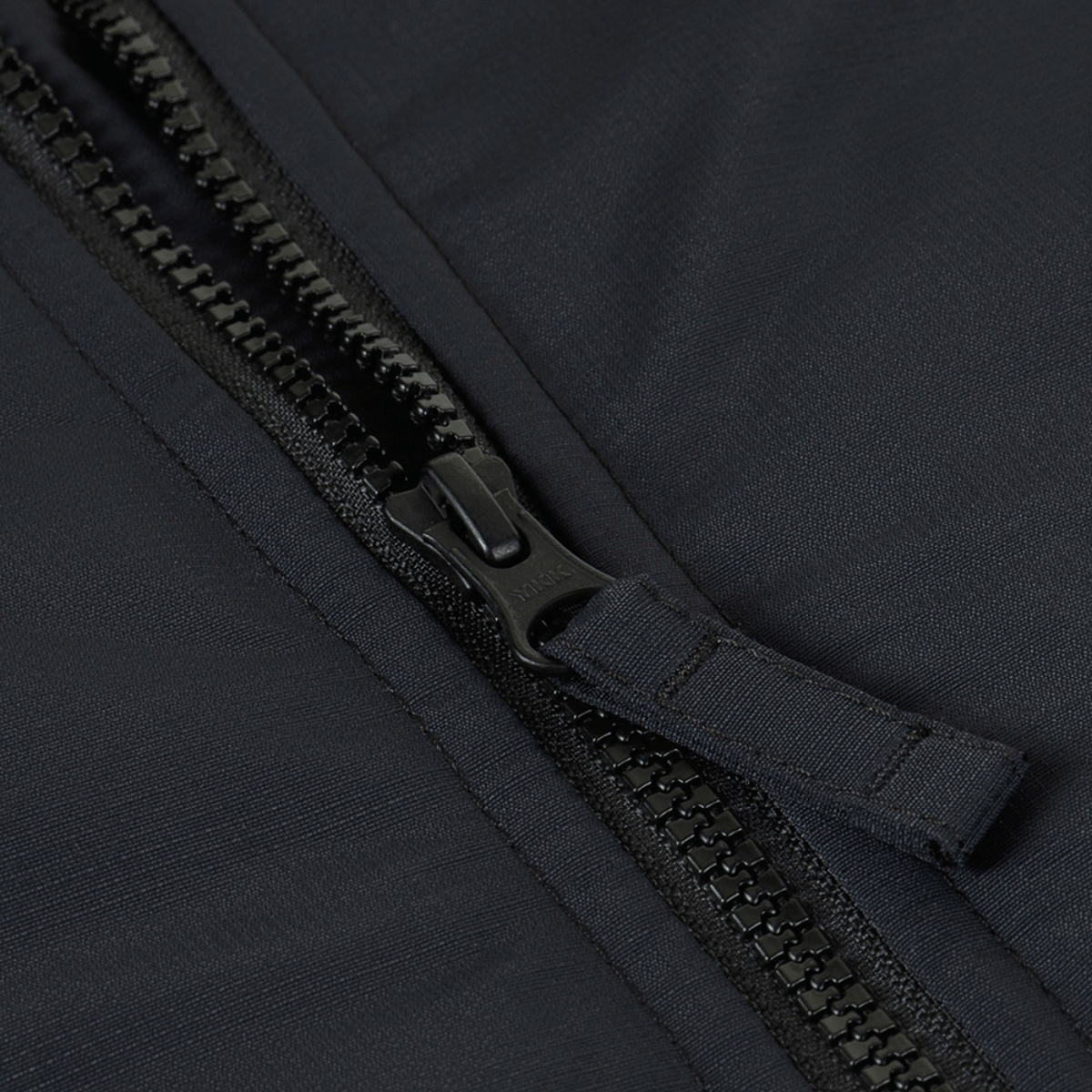 Nærbillede af lynlås på M-Tac Alpha Gen.III Pro Vinterjakke med vandtæt nylon og G-Loft isolering