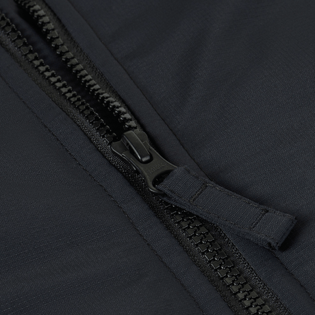 Nærbillede af lynlås på M-Tac Alpha Gen.III Pro Vinterjakke, viser sort nylonmateriale og robust lynlåsdesign.