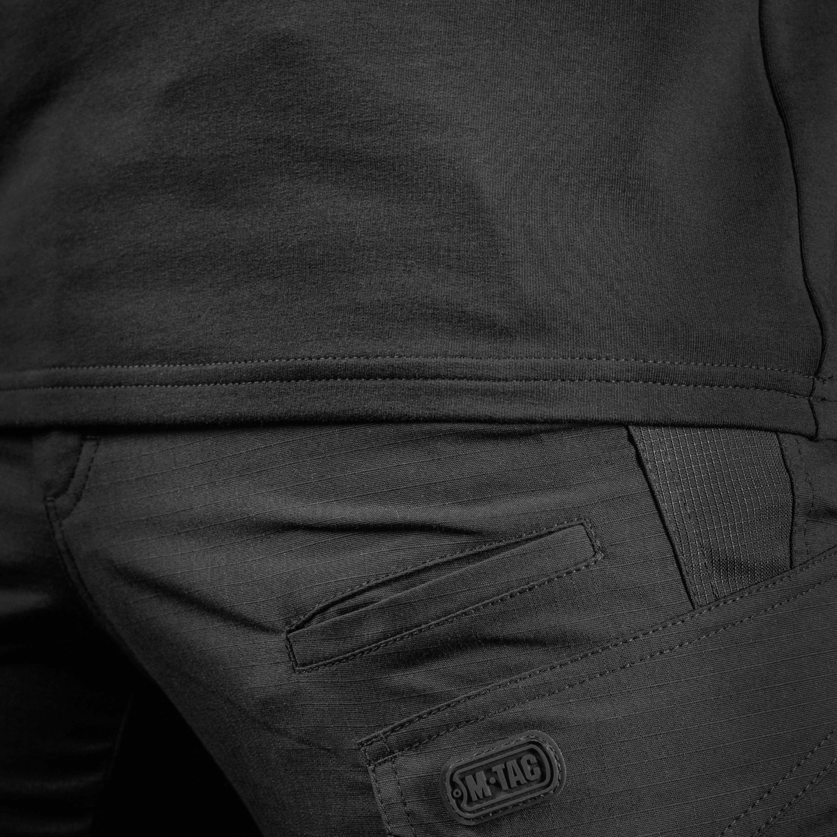 Sort M-Tac Raglan Athlete sweatshirt med raglanærmer for optimal bevægelsesfrihed, perfekt til sport og hverdag. Materiale: bomuld og elastan.