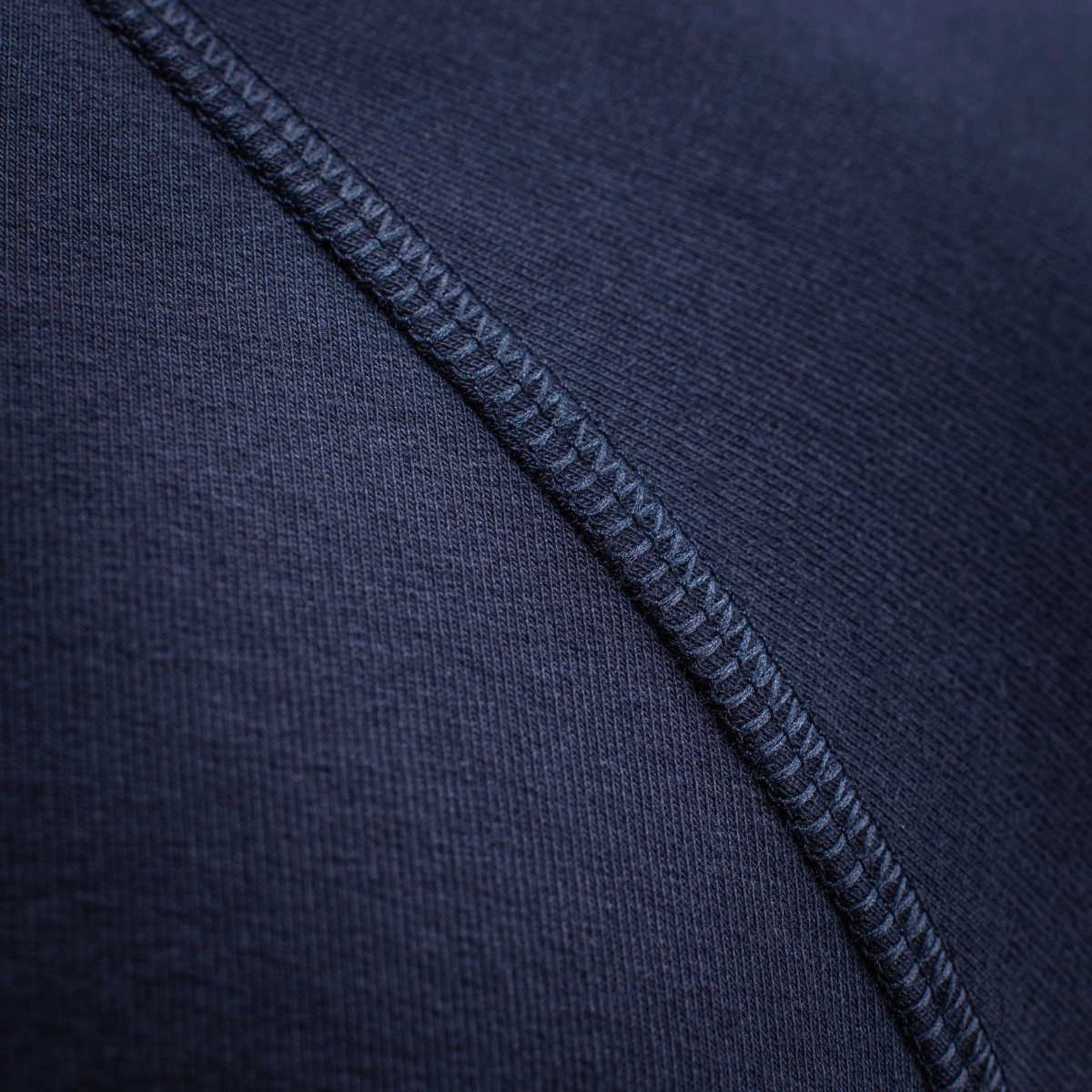 Detaljebillede af M-Tac Raglan Athlete sweatshirt med raglanærmer, der viser sømkvalitet og materialestruktur i marineblå farve.