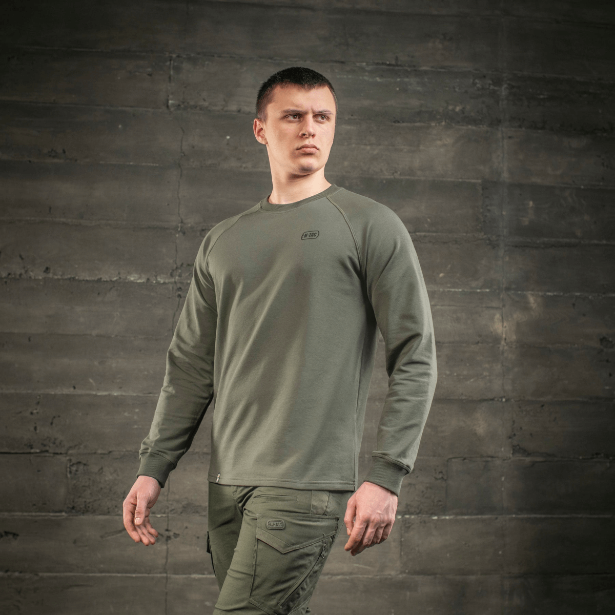 M-Tac Raglan Athlete sweatshirt med raglanærmer, alsidig og minimalistisk design, perfekt til sport og hverdag, farve olive.