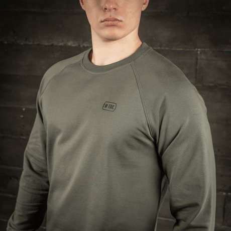 M-Tac Raglan Athlete sweatshirt i oliven, med rund hals og raglanærmer, ideel til sport og hverdag. 95% bomuld, 5% elastan for komfort.
