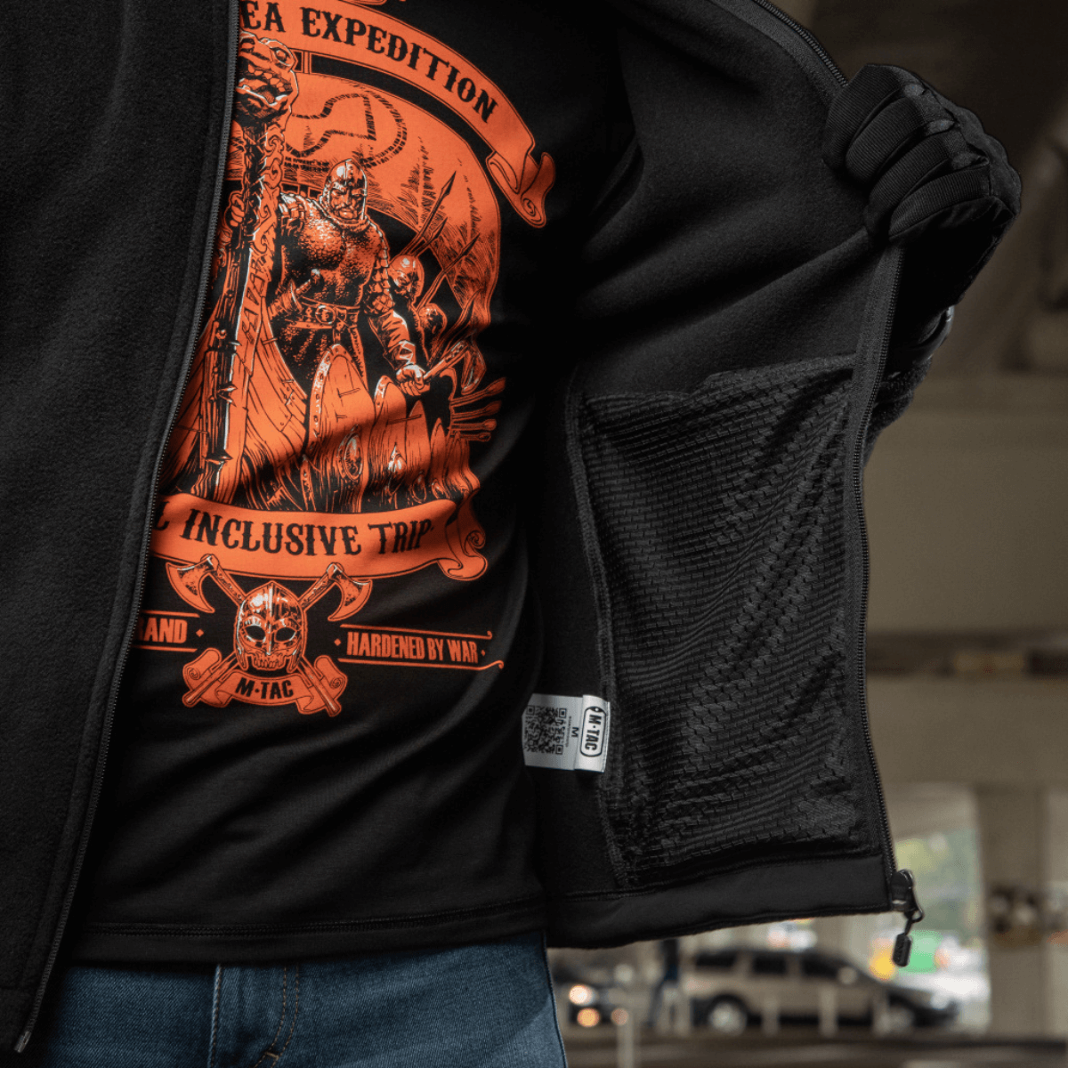 M-Tac Nord Polartec Fleecejakke fremviser indersiden med polartec materiale og grafisk trøje, perfekt til hverdag og sport.