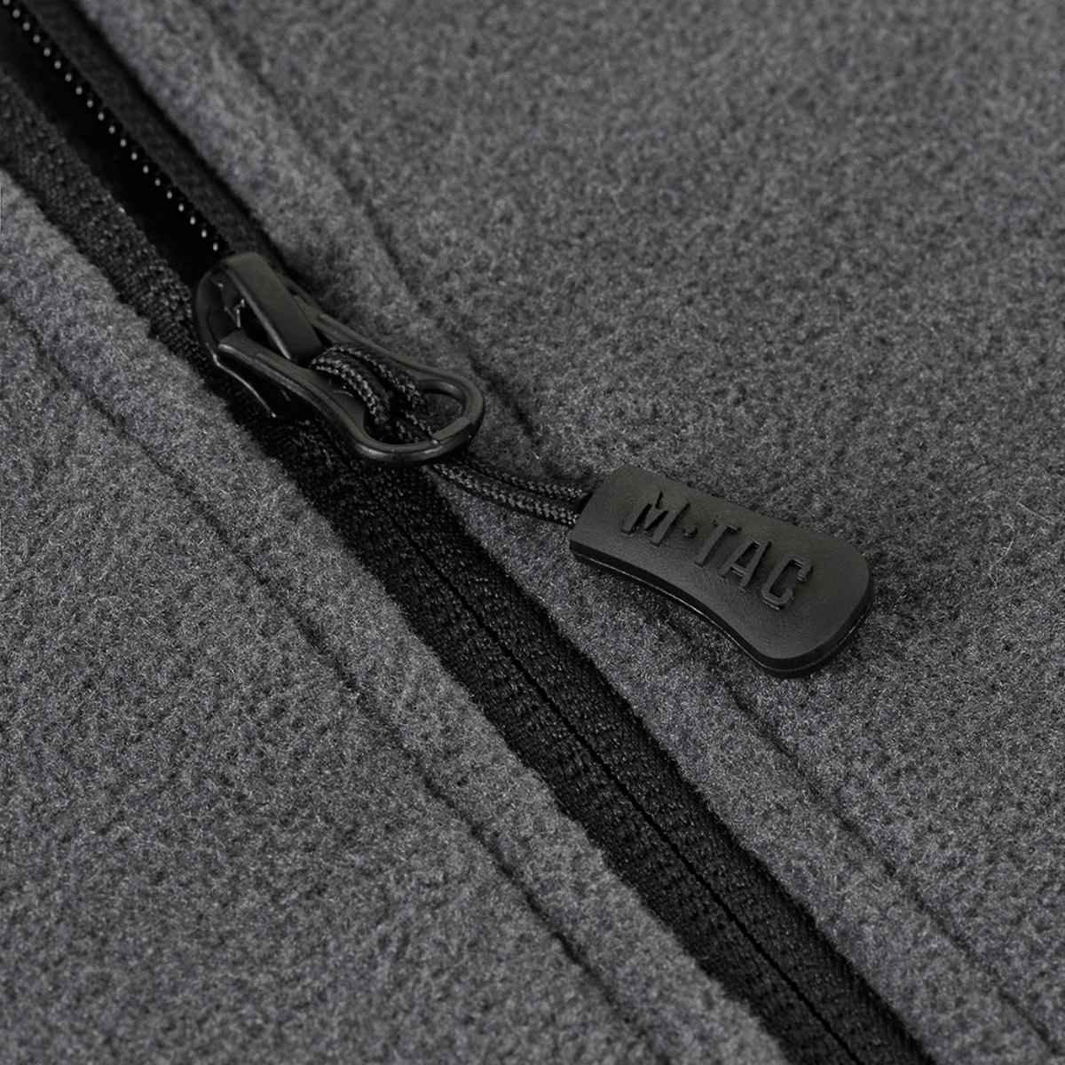 Lynlåsdetalje på M-Tac Nord Polartec Fleecejakke fremstillet af Polartec® 200 Series fleece, med fokus på funktionalitet og stil.