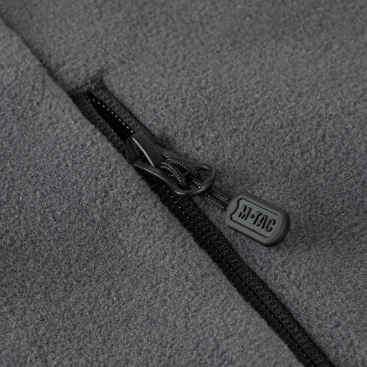 Nærbillede af lynlåsdetalje på M-Tac Nord Polartec Fleecejakke, fremstillet af premium Polartec® 200 Series fleece.
