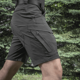 M-Tac Aggressor Summer Flex Shorts i brug i naturlig setting, viser letvægts-taktisk design og funktionelle lommer, perfekt til aktiv brug.
