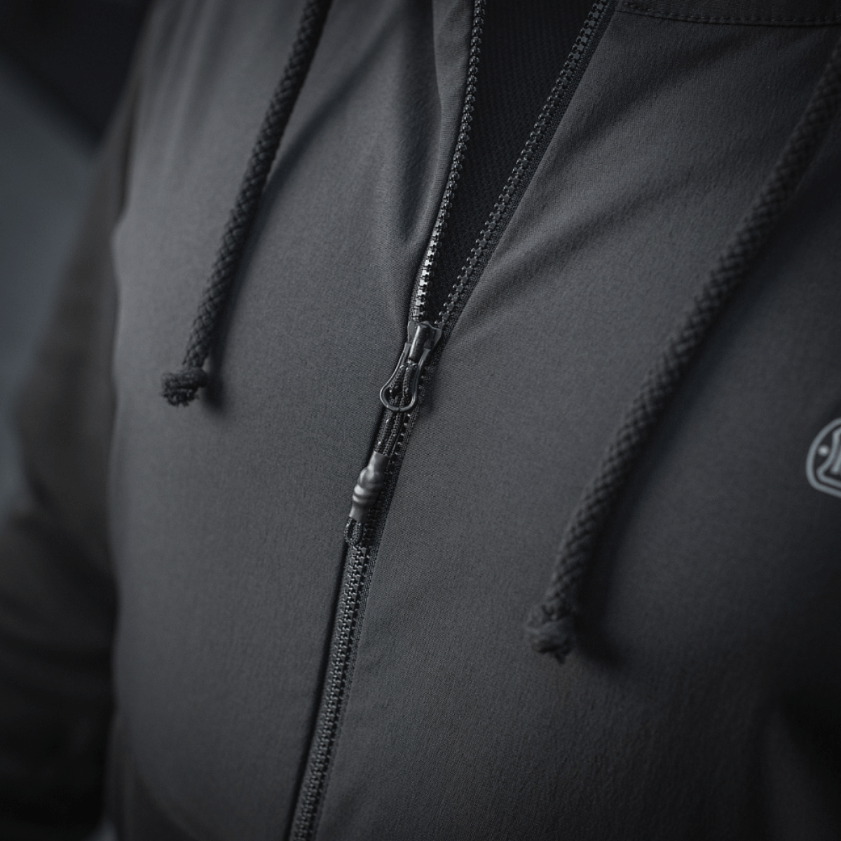 Detaljebillede af M-Tac Pilgrim Bomberjakke med lynlås, viser den stilfulde og holdbare jakke til hverdagsbrug og aktiv sport.