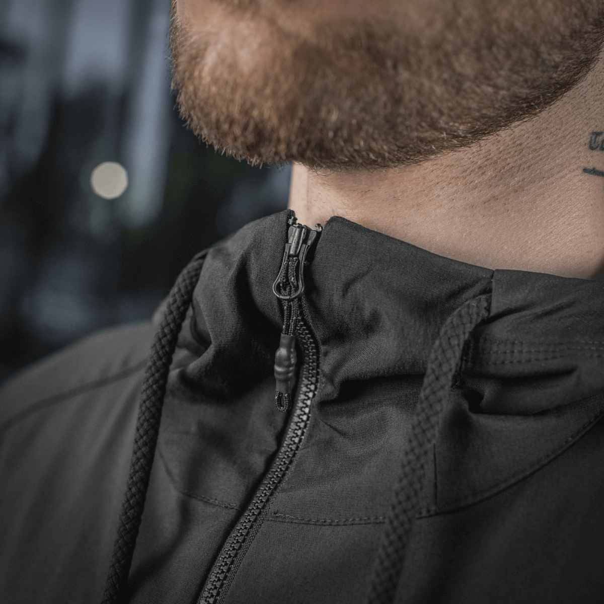 M-Tac Pilgrim Bomberjakke med lynlåslukning, sort close-up på hætte og lynlåsdetalje.