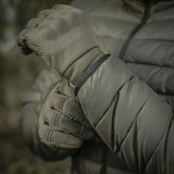 M-Tac Stalker Gen.III Jakke i miljø, viser isolering og YKK lynlåse for komfort og stil ned til -15°C. Perfekt til overgangssæsonen.