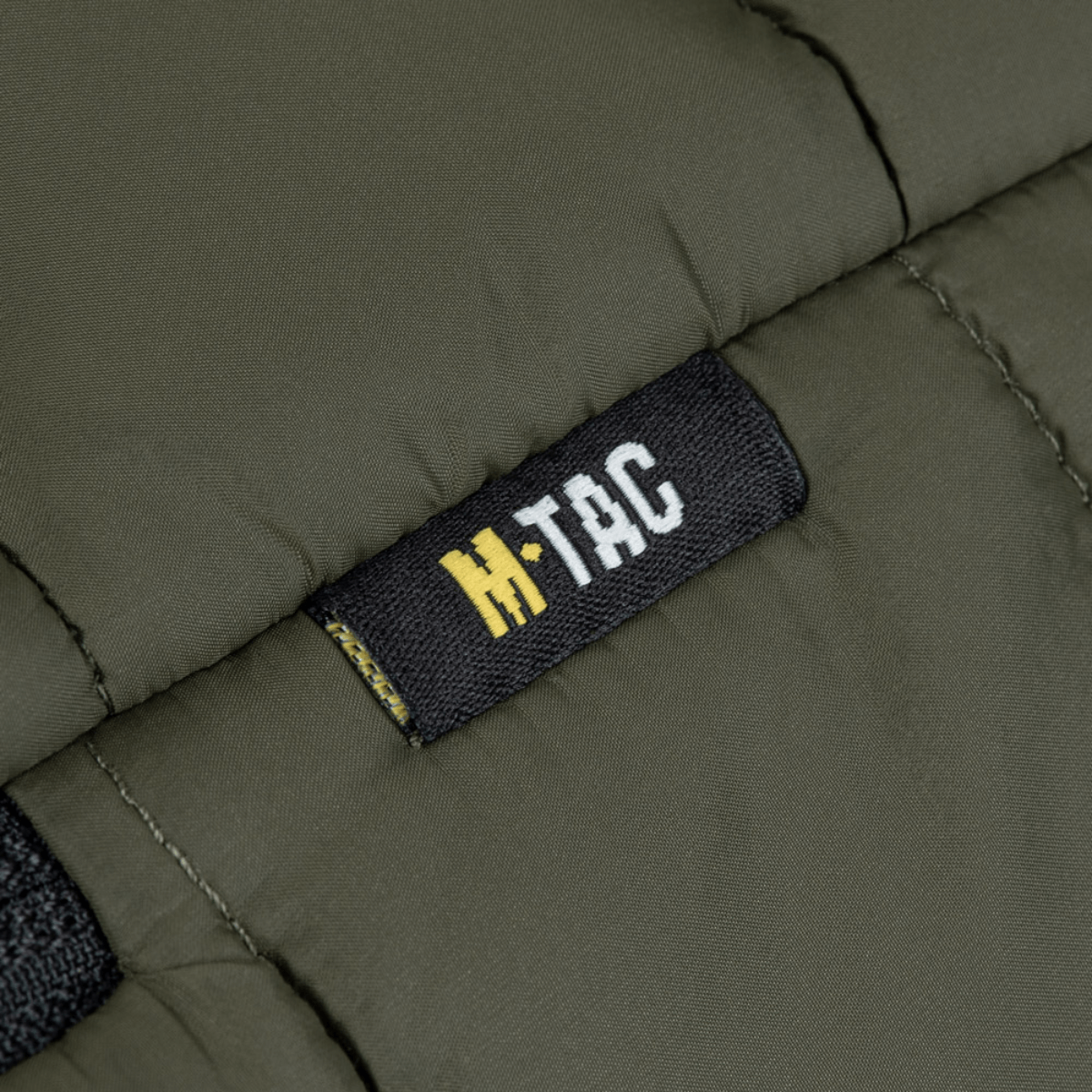 Nærbillede af M-Tac Stalker Gen.III Jakke med M-TAC logo på nylonstof, jakke detaljeret syning