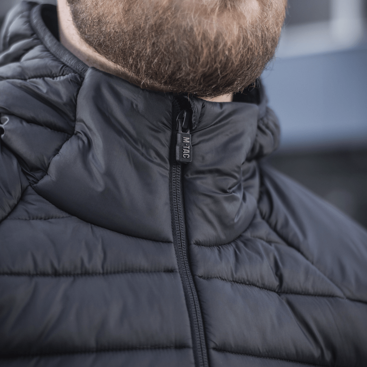 M-Tac Stalker Gen.III Jakke i sort med YKK lynlås, tæt visning af hætte og detaljeret syning, designet til komfort og varme.