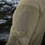 Nærbillede af M-Tac Combat Fleece Polartec Jakke med velcro-panel på ærmet, perfekt til taktisk og casual brug.
