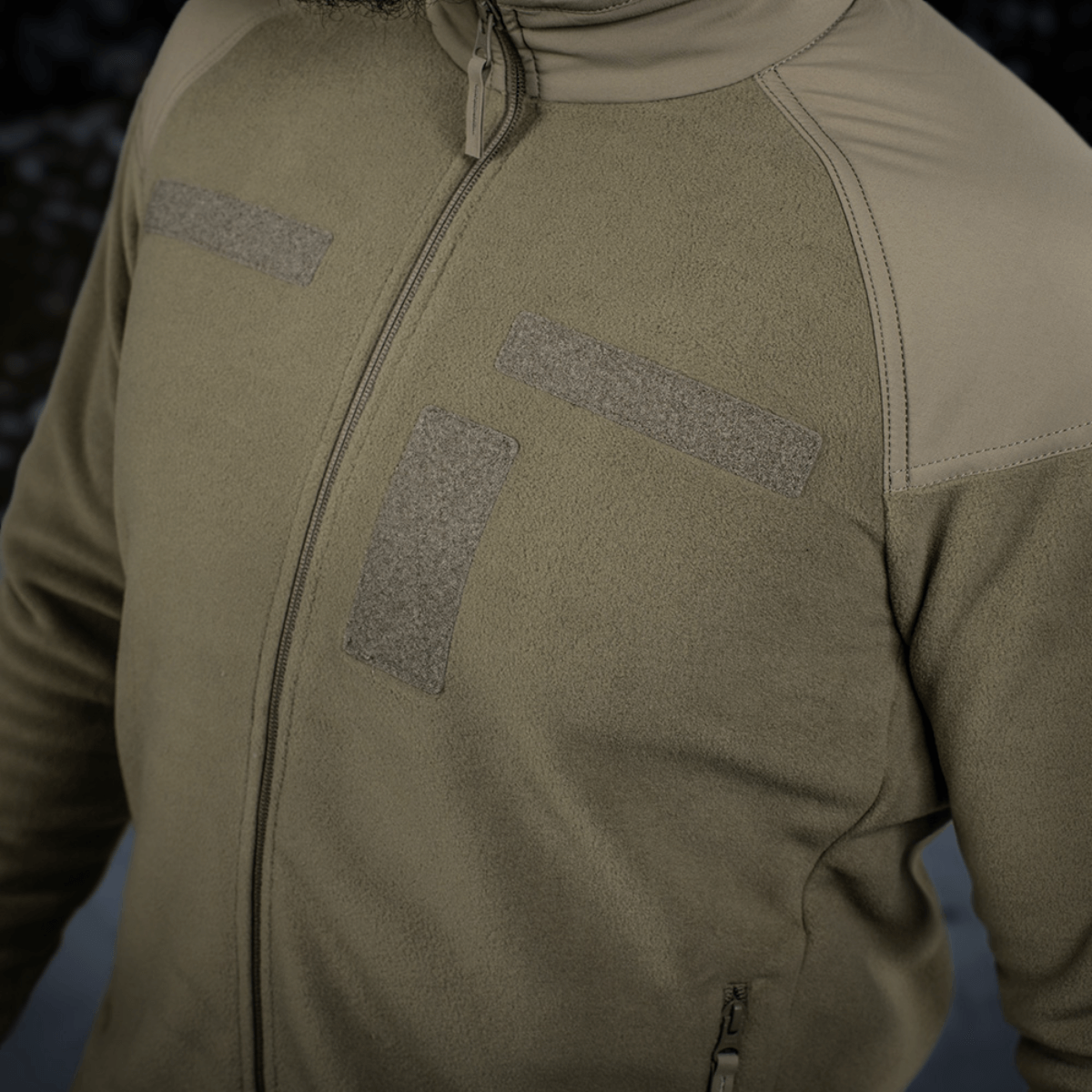 M-Tac Combat Fleece Polartec Jakke i olivengrøn med velcro-paneler og YKK lynlåse til taktisk og casual brug, vist tæt på.