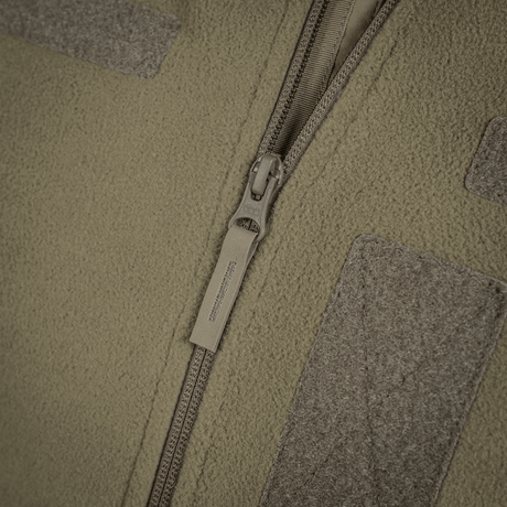 Detalje af M-Tac Combat Fleece Polartec Jakke med lynlås og velcro-paneler. Perfekt til taktisk og casual brug.