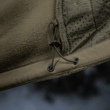 Detalje af M-Tac Combat Fleece Polartec Jakke med justerbar snor og air-mesh indsats for optimal komfort og termoregulering.