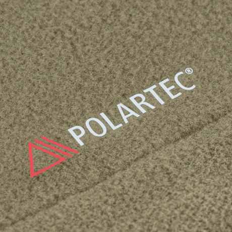 Nærbillede af M-Tac Combat Fleece Polartec Jakke med Polartec logo, der viser det slidstærke og varme stof.